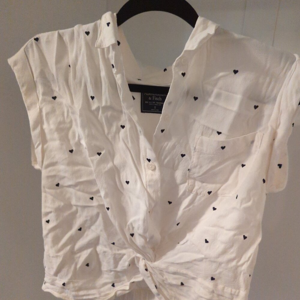 Abercrombie & Fitch Small Short Sleeve Crop Top with Small Hearts